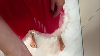 一个女孩在假期期间收...