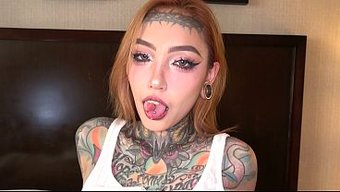 分舌纹身妹jesse...
