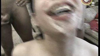 在狂野的群交派对上,...
