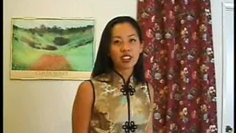 胸部和头发:美丽的亚...