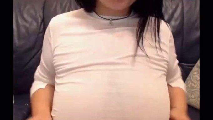 美丽的女人,拥有漂亮的乳头和下垂的乳房