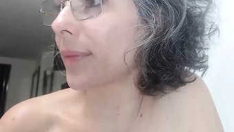 成熟的女孩用灰色头发自慰