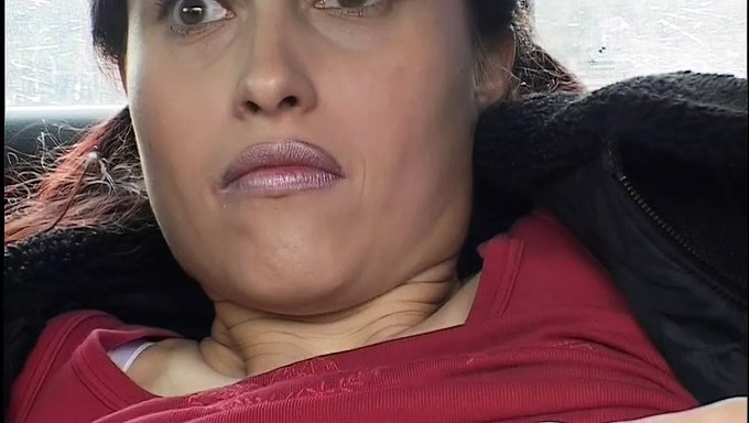 欧洲棕发女郎在复古色情片中享受手指插入和口交
