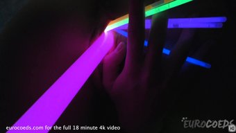 性感的宝贝用发光棒伸展自慰