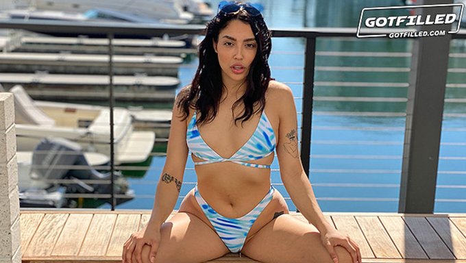 Vanessa Sky,一个性感的古巴美女,享受意外的遭遇,并从一个有天赋的伴侣那里接受强烈的渗透。