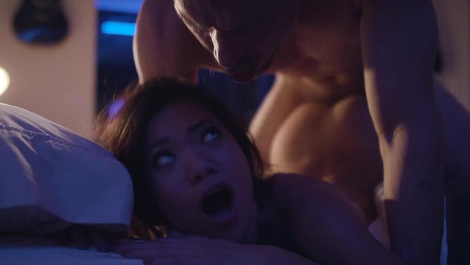 观看amber Moore与一个穿着制服的男人比以往任何时候都更深入