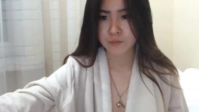 亚洲美女在摄像头前喷水,让你爽翻天