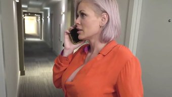 成熟的熟女在这个女同...