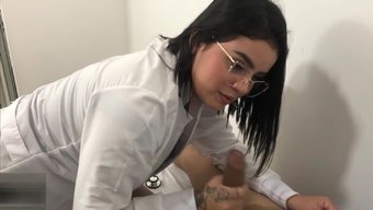 漂亮的胖妞穿着粉色内...