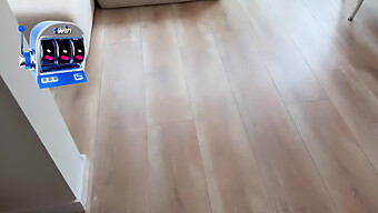 妹子玩着情趣玩具,边...