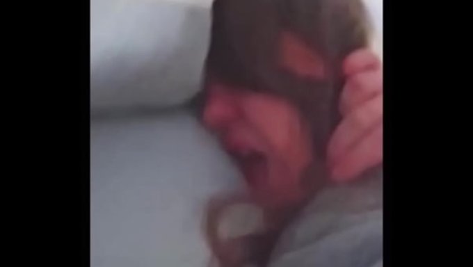 妻子的秘密偷情,瞒着丈夫,在一部火辣的自制视频中展露无遗