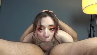 一个脸蛋漂亮的性感女...