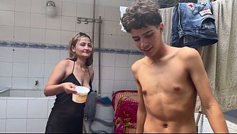 继母帮我洗澡,但嫉妒...