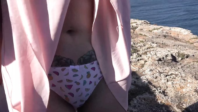 少女(18+)被大鸡巴粗暴地操
