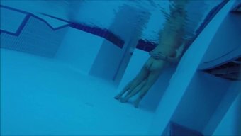 欧洲情侣在水中变得淘气