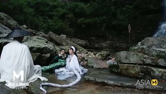 蛇与绿色和白色乳房的...