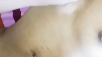 少女第一次使用性玩具...