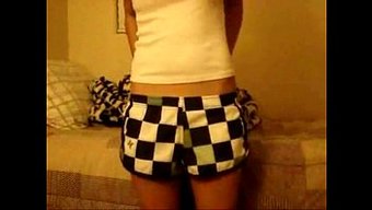 亚洲少女18+自慰:...
