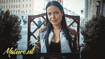 胸部丰满的熟女阿拉特...