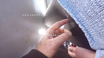 在公共场所用手指和手淫