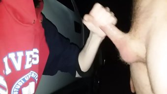 业余情侣在后座享受口交