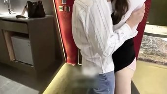 亚洲美女被一个阳具丰...