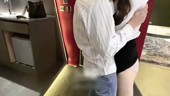 亚洲美女被一个阳具丰满的男人操得紧绷的阴道