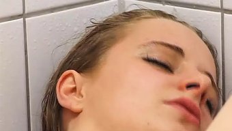 女同性恋少女用淋浴水管自慰