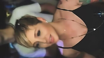 热辣的金发女郎被手淫...