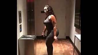 大屁股在酒店房间里口交