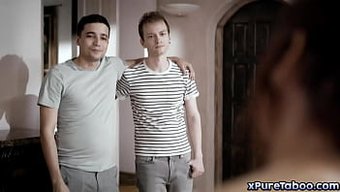 两个兴奋的男人在这个...