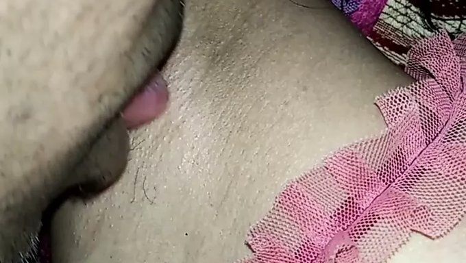 大印度少女的阴蒂和乳头在性交中被玩弄