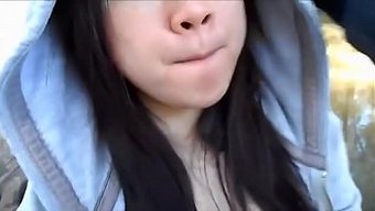 可爱的亚洲女友在公共...