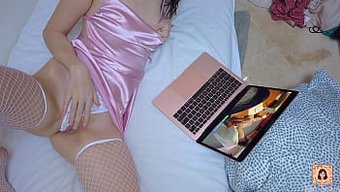 性感女友享受独自玩耍...