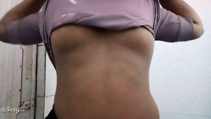 印度熟女在家按摩和洗澡放松身心