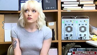 少女小偷勾引警察以获得自由