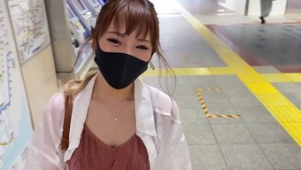 身材娇小的日本女孩拥...