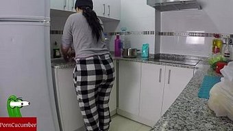 在她的脸上射精和他的...