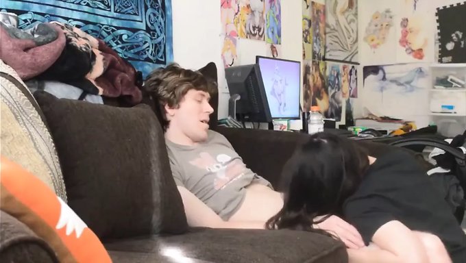 丰满的天然女孩享受着一个大成员