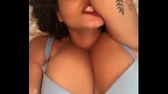 大奶熟女穿着性感内衣...