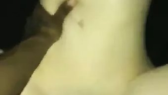 白人女孩被她的黑人男...