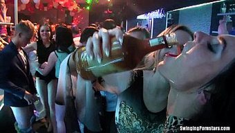 一群淘气的女孩跳舞并自慰