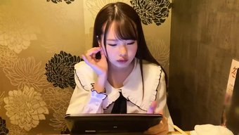 亚洲美女在这个超级热...