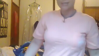 成熟的金发女郎在镜头前自慰