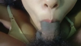 印度女孩嘴里含着精液
