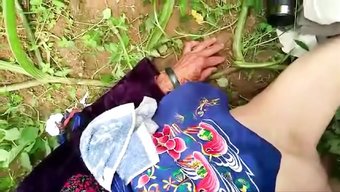 成熟的亚洲美女沉迷于大自然