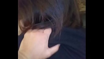 已婚女人在家里制作的...