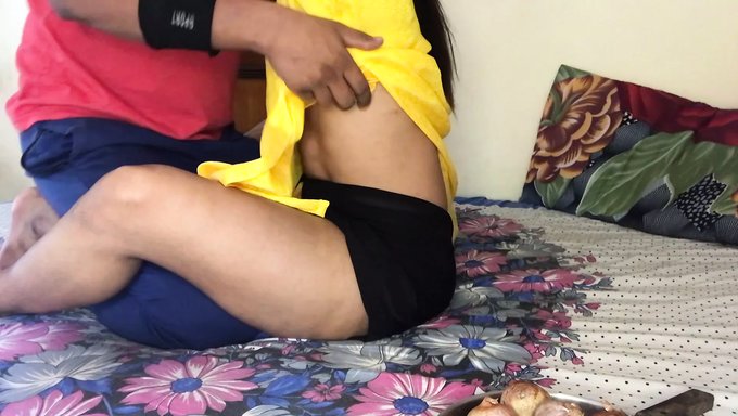 学生在宿舍里和邻居的妻子偷情玩大屁股