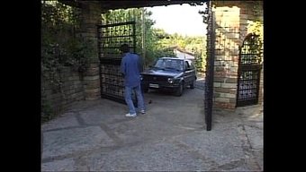 18+同性恋情侣被年...