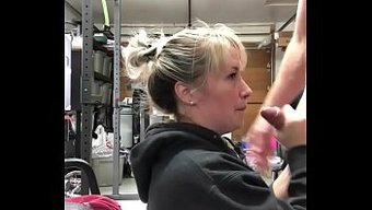 大屁股美女被她出轨的...
